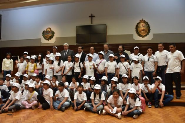 Jujuy: Con ayuda de AOMA Aguilar y de la empresa, alumnos de la escuela primaria realizan su viaje de estudios