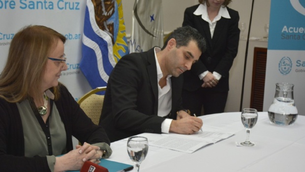 Santa Cruz: Alicia Kirchner encabezó firma de contrato entre FoMiCruz y Yamana Gold