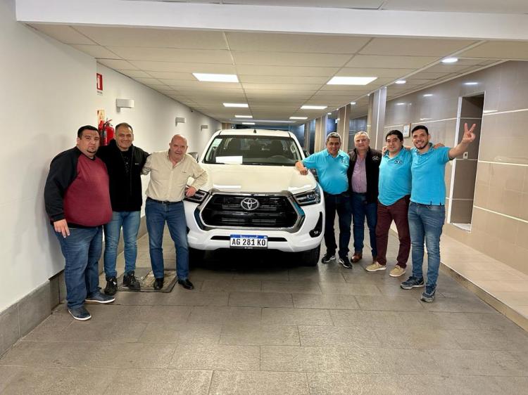 AOMA entregó una camioneta a la seccional 28 de octubre AOMA entregó una camioneta a la seccional 28 de octubre