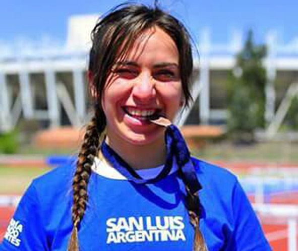 La deportista Lucía Juárez, auspiciada por AOMA, obtuvo tres medallas en juegos binacionales