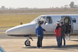 La Pampa: Aviones autorizados, que trasladaban personal minero, aterrizaron en Santa Rosa para cargar combustible