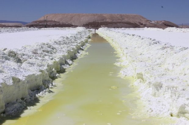 Bolivia prevé inversión de US$2.300 millones para industrializar litio de salares de Coipasa y Pastos Grandes