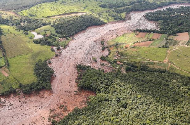 Brasil prohíbe operar en 56 diques mineros.