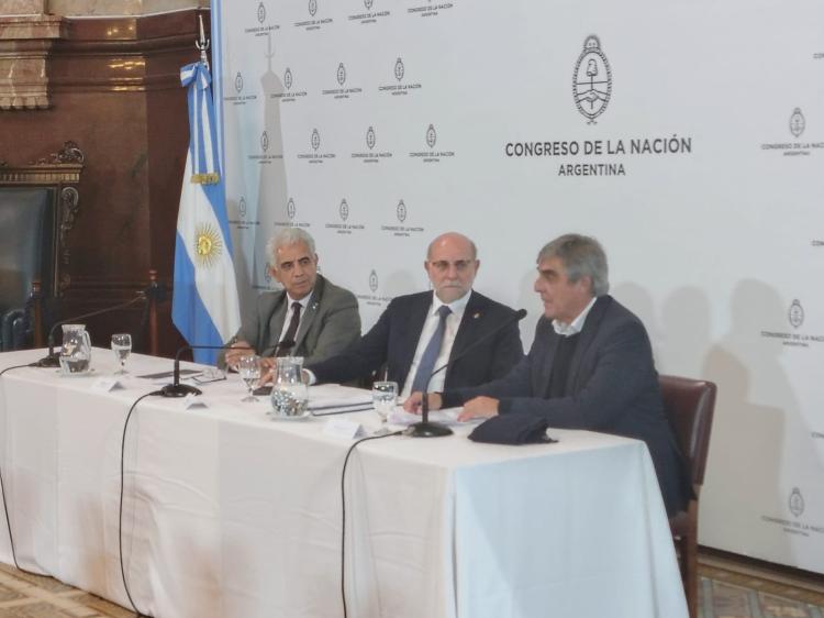 Cacciola llevó el reclamo por la Ley de Glaciares al Senado de la Nación Cacciola llevó el reclamo por la Ley de Glaciares al Senado de la Nación