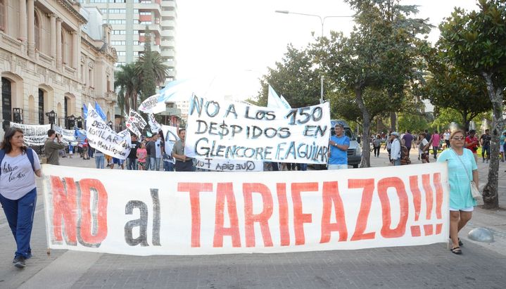 Jujuy: Con la presencia de los despedidos de la Fundición de Minera Aguilar, se realizó un cacerolazo pacífico y marcha contra "tarifazos"