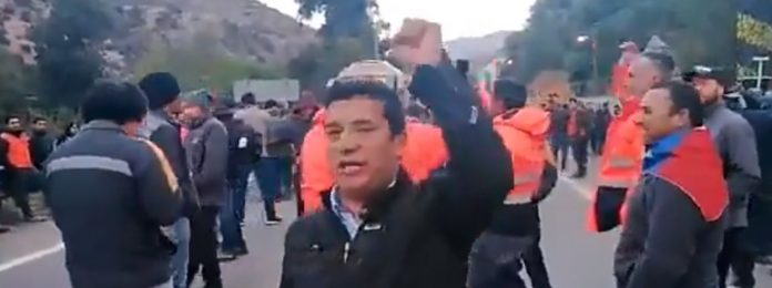 Chile: Trabajadores mineros bloquean el paso a Mendoza en Los Andes