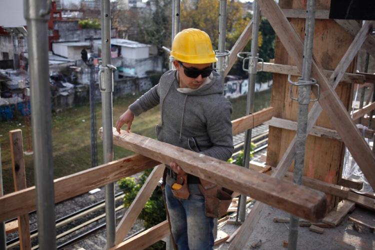Cómo evolucionan los puestos registrados por sector y región Cómo evolucionan los puestos registrados por sector y región
