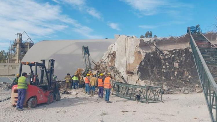 Córdoba: Cayó una estructura de hormigón sobre una grúa y mató a un operario