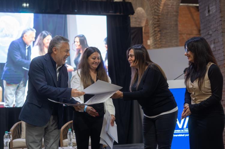 Cornejo no lo duda: "La minería sostenible es una herramienta clave para combatir la pobreza y proyectar a Mendoza con más oportunidades" Cornejo no lo duda: "La minería sostenible es una herramienta clave para combatir la pobreza y proyectar a Mendoza con más oportunidades"