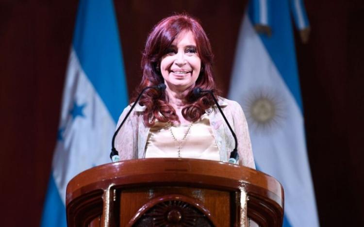 Cristina contundente: "Se puede hacer minería y petróleo offshore, con fuertes controles estatales" Cristina contundente: "Se puede hacer minería y petróleo offshore, con fuertes controles estatales"