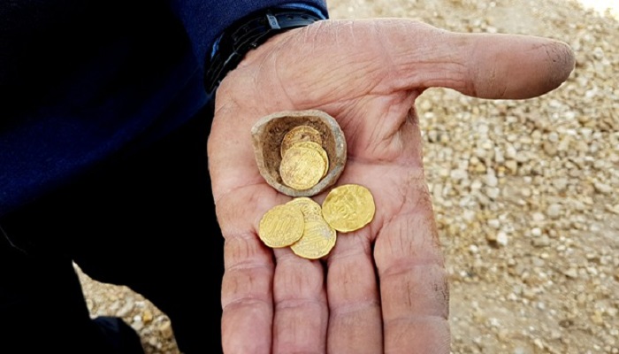 Descubren una hucha con monedas de oro del siglo VII en unas excavaciones de Israel