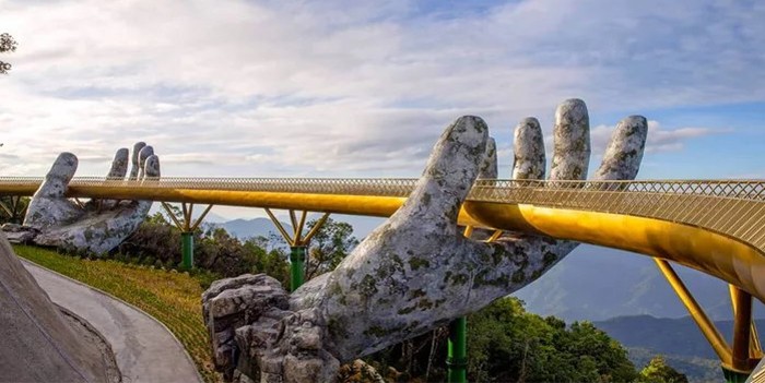 Dos manos de piedra sostienen un "puente de oro" en Vietnam