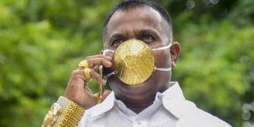 El hombre de la mascarilla de dos onzas de oro, valorada en más de 4.000 dólares