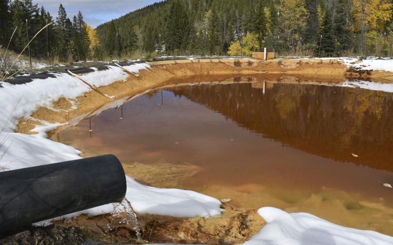 El legado de la industria minera en EEUU: Millones de litros de agua contaminada