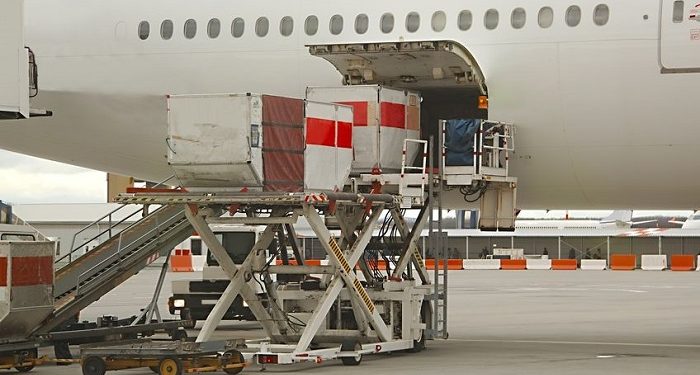 El oro y el material sanitario se disputan el escaso espacio disponible en los aviones