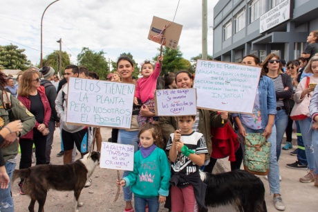 El pueblo de Villa Cacique y Barker exige a Loma Negra que dé explicaciones y no cierre la planta cementera