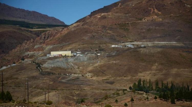 En Neuquén hay una soterrada pelea por el oro