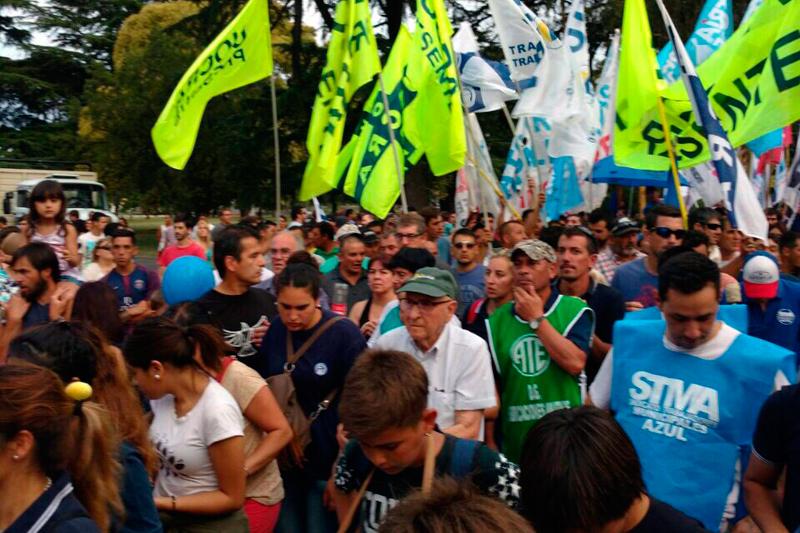 Buenos Aires: Otra multitudinaria marcha en apoyo a los despedidos de Fanazul. Proyecto minero podría alivianar la situación