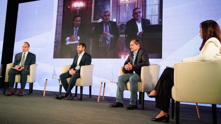 Gobernadores y funcionarios debatieron junto a empresarios cómo impulsar la minería en la Argentina Gobernadores y funcionarios debatieron junto a empresarios cómo impulsar la minería en la Argentina