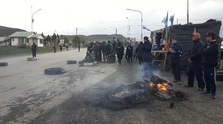 Santa Cruz: Jóvenes autoconvocados cortan la ruta a la espera de respuestas de YCRT