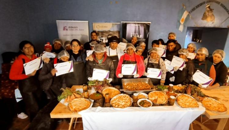 Junto a Sales de Jujuy, familias y estudiantes de Huáncar aprenden a cocinar con vegetales de sus invernaderos.