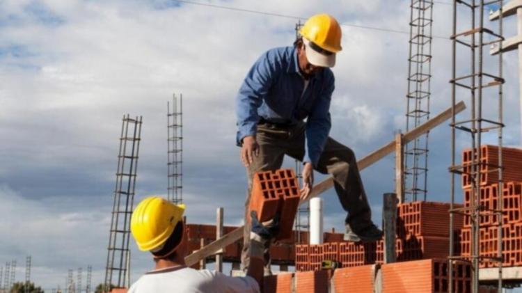 La economía cayó 2% en enero, pero cada vez crecen más sectores