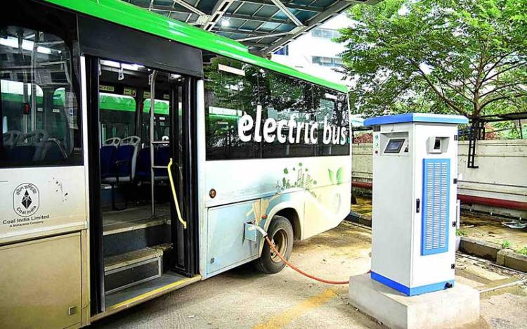 La India planea invertir 10.000 millones de dólares en 50.000 autobuses eléctricos