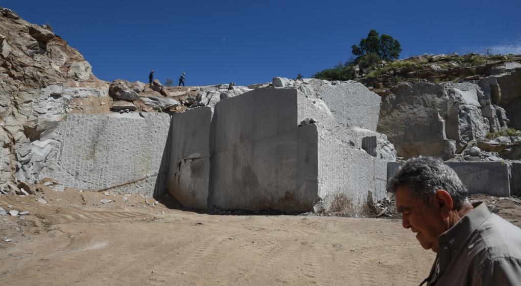 Córdoba: La Playa,  granito y arte rupestre en pugna