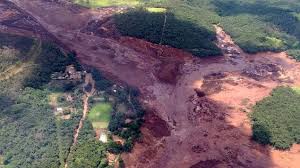 La rotura de una represa minera deja aislado a un pueblo en Brasil