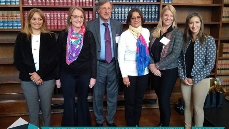 Las gobernadoras Alicia Kirchner y Lucía Corpacci, junto a la secretaria Carolina Sánchez, en feria minera en Canadá