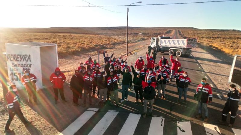 Neuquén: Los mineros permanecen en la ruta 22 y esperan respuestas del gobierno provincial