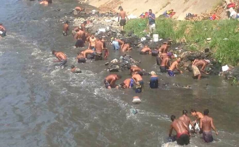 Los venezolanos luchan contra el hambre buscando oro en los vertederos y cloacas de Caracas