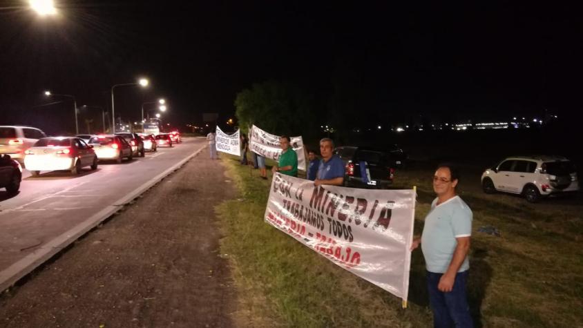 Mendoza: Manifestantes en favor de la minería, en el Acceso Norte