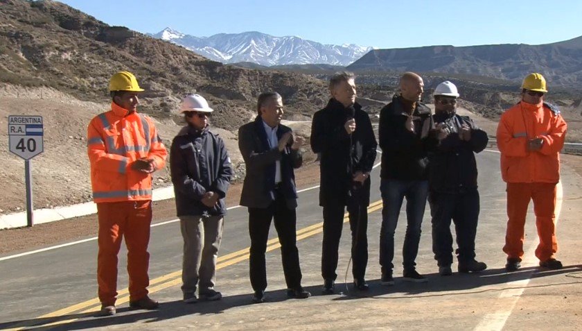 Mauricio Macri y Cornejo inauguraron un tramo de la Ruta 40 en Mendoza, y cómo al pasar el presidente habló de la minería