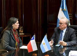 Mendiguren avanza con la Embajadora de Chile en una estrategia para la integración productiva regional Mendiguren avanza con la Embajadora de Chile en una estrategia para la integración productiva regional