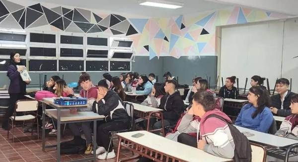 Mendoza. La escuela "Doctor Mario Pérez Elizalde" dio una charla sobre Minería en Argentina Mendoza. La escuela "Doctor Mario Pérez Elizalde" dio una charla sobre Minería en Argentina