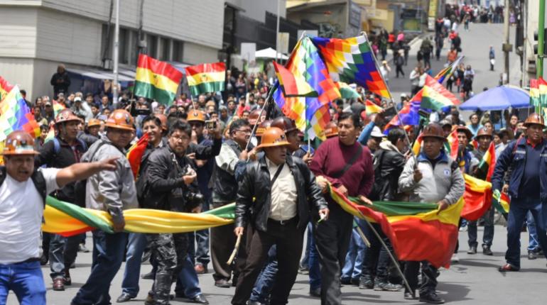 Bolivia: Mineros marchan a favor de Evo y lanzan cachorros de dinamita en el centro paceño