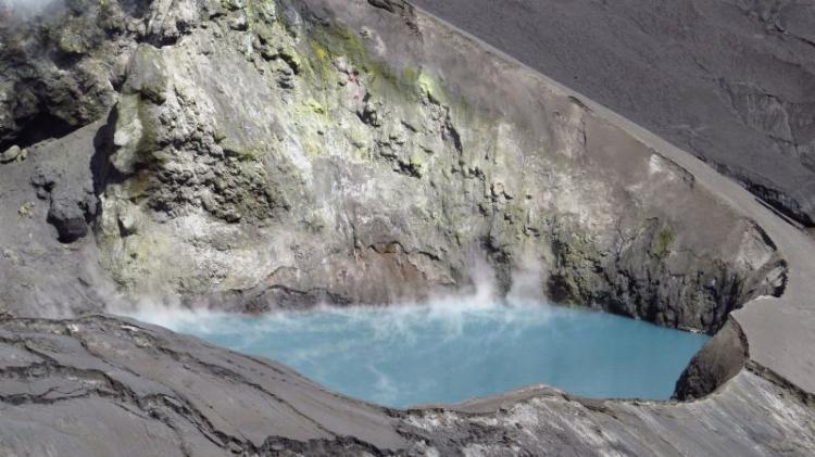 Neuquén: Instalan un telescopio en el volcán Copahue para monitorizar la actividad en el interior del cráter