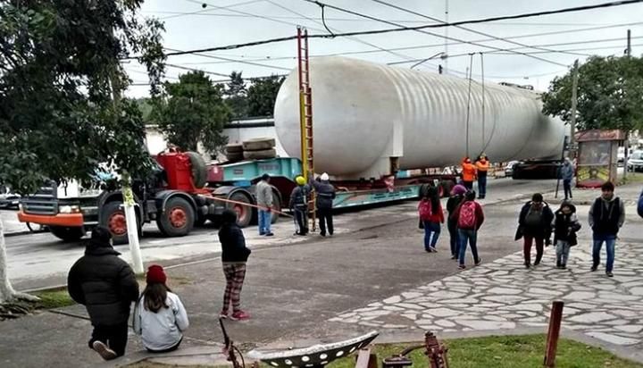 Jujuy: Ocho horas tardó un camión con un enorme tanque para cruzar el pueblo