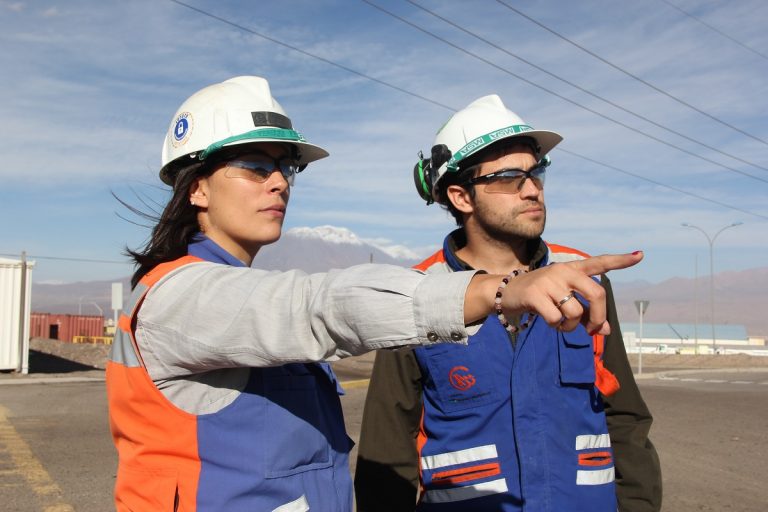 Chile: Presentan primer banco de buenas prácticas para aumentar participación femenina en minería