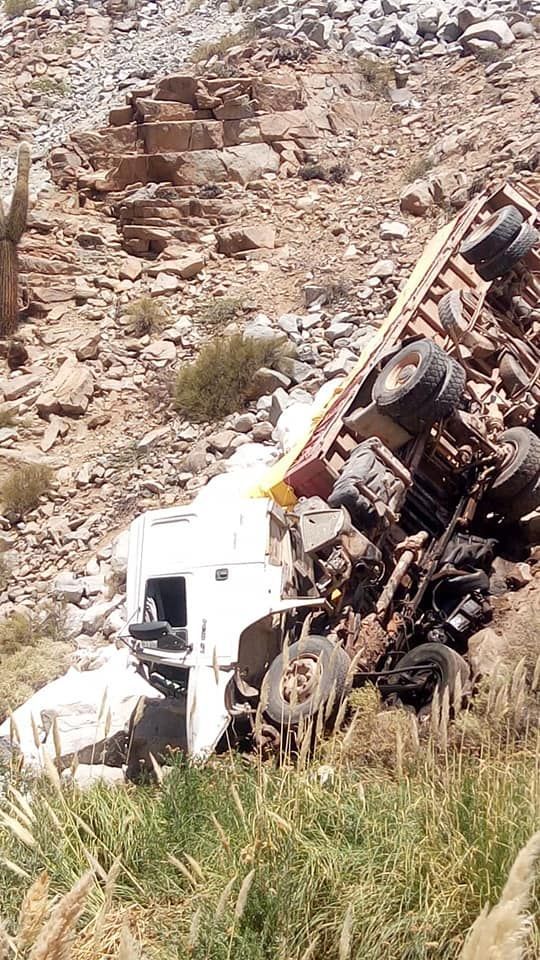 Salta/Ruta 51: Camionero se salvó de milagro tras caer 40 metros