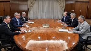 San Juan: Caputo se reunió con ejecutivos de Vicuña y hablaron sobre un posible RIGI