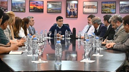 Santa Cruz: El gobernador Claudio Vidal encabezó una mesa de trabajo con empresas mineras y la UOCRA Santa Cruz: El gobernador Claudio Vidal encabezó una mesa de trabajo con empresas mineras y la UOCRA