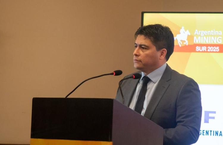 Santa Cruz: Vidal adelantó que se trabaja en una nueva de Ley de Promoción Industrial vinculada a la minería Santa Cruz: Vidal adelantó que se trabaja en una nueva de Ley de Promoción Industrial vinculada a la minería