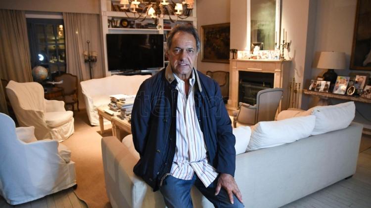 Scioli destacó al campo y a la minería como sectores claves, grandes generadores de dólares, de inversiones y que están en plena expansión en el país Scioli destacó al campo y a la minería como sectores claves, grandes generadores de dólares, de inversiones y que están en plena expansión en el país