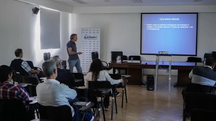 Se realizaron en el SEGEMAR las primeras jornadas sobre industrias de obtención, procesamiento y usos del vidrio en la Argentina Se realizaron en el SEGEMAR las primeras jornadas sobre industrias de obtención, procesamiento y usos del vidrio en la Argentina