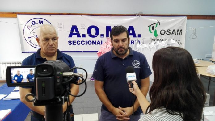 AOMA Olavarría entregó 2 mil kits escolares y 600 guardapolvos por el inicio de clases