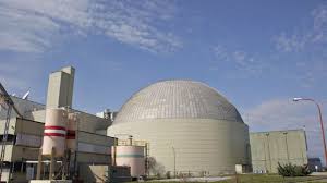 The Guardian advirtió sobre las críticas al plan nuclear de Milei: pérdida de soberanía, falta de desarrollo e impacto ambiental