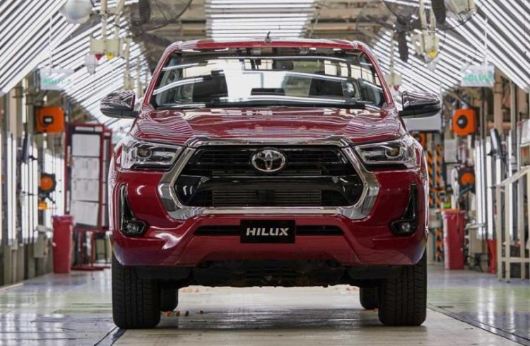 Toyota producirá en tres turnos y llegará a 180.000 unidades anuales Toyota producirá en tres turnos y llegará a 180.000 unidades anuales