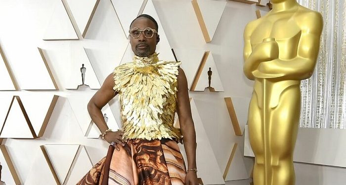 Un vestido con plumas de oro de 24 quilates, protagonista en la alfombra roja de los Oscars